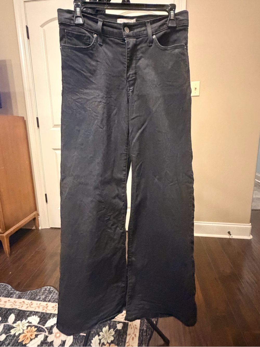 Black Wide-Leg Levi’s